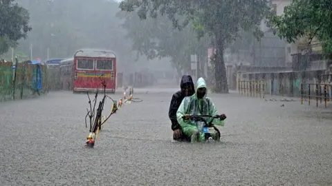 ముంబైలో 107 ఏళ్ళ చారిత్రక వర్షాలు,252 మి. మీ వర్షం