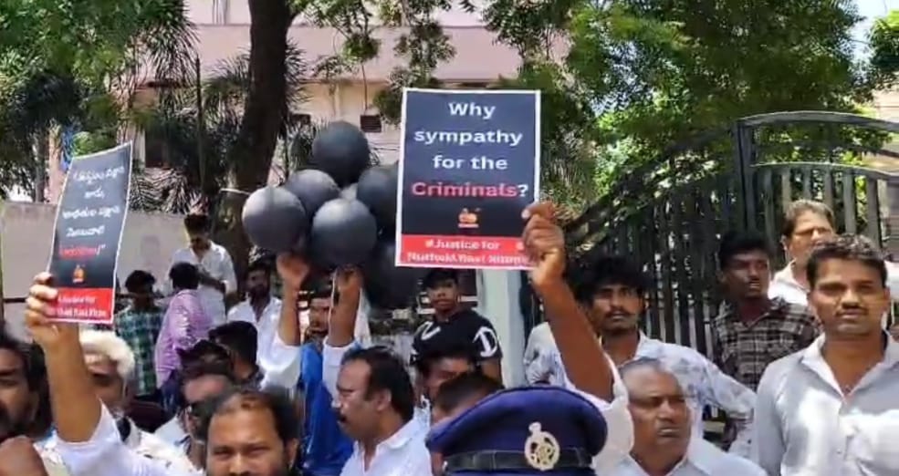 మాజీ సీ.ఎం,జగన్ తెనాలి పర్యటనలో నిరసన సెగలు.