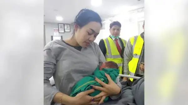 air-india-express-flight-delivery-thailand-woman-baby-born-onboard