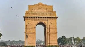 భూకంపం భయంతో ఢిల్లీ జనం రోడ్లపైకి పరుగులు..!