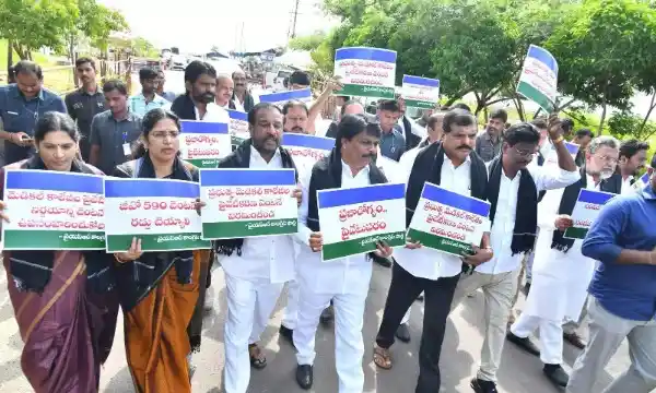 జగన్ కొత్త పోరుబాట – మెడికల్ కాలేజీలపై నిరసన దీక్ష, రాజీనామా ఆలోచన