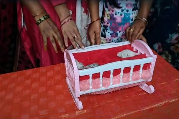 గోపాలపల్లి గ్రామంలో అరుదైన బారసాల వేడుక: పక్షుల కోసం కుటుంబం చూపిన మమకారం