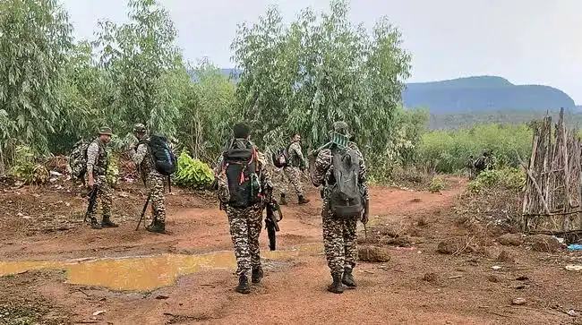 మావోయిస్టు ఉద్యమం చరమరేఖకు దూసుకెల్లుతోందా? — పెద్ద లొంగుబాట్లు, కేంద్ర ఆపరేషన్ ఫలితాలు