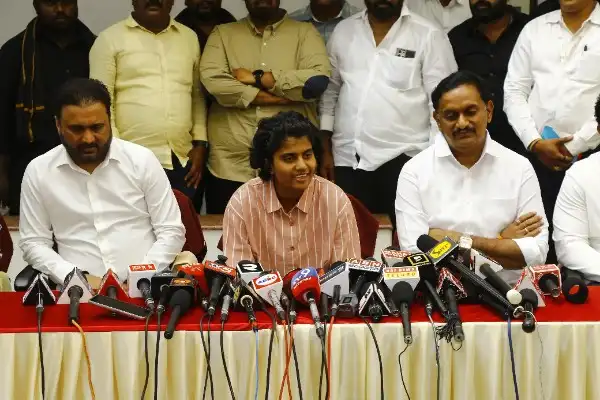 వరల్డ్ కప్ విజేత శ్రీచరణికి సీఎం చంద్రబాబు, మంత్రి లోకేష్ ఘన సన్మానం