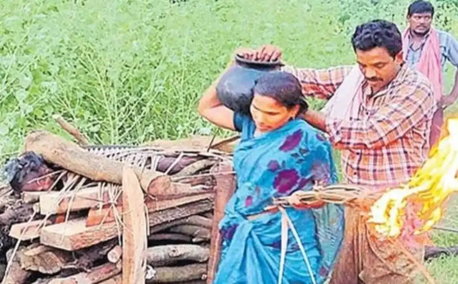 కోడలు అత్తకు తలకొరివి పెట్టిన హృదయవిదారక సంఘటన – కోనసీమ