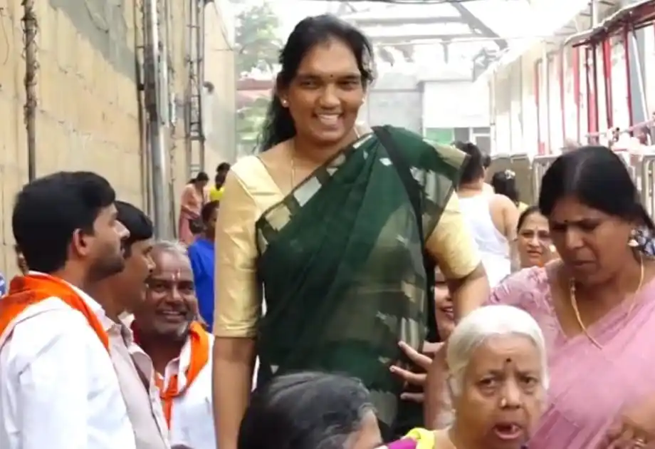 తిరుమలలో 7 అడుగుల ఎత్తు మహిళ భక్తుల దృష్టిని ఆకర్షించింది!