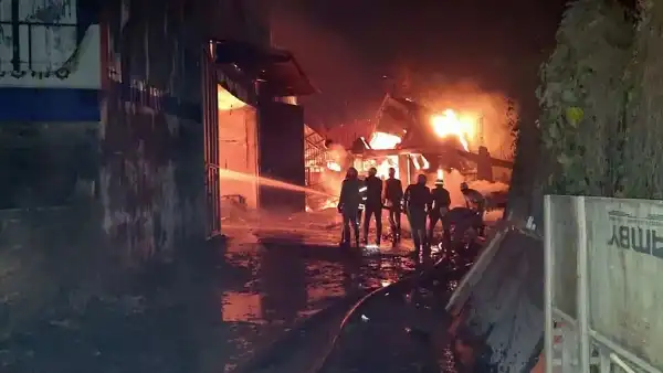 కోల్‌కతాలో ఘోర అగ్నిప్రమాదం: గోదాంలో మంటలు, 7 మంది మృతి – 20 మంది గల్లంతు