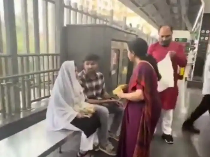 మెట్రో స్టేషన్‌లో కుమారుడి లవర్‌కు ఎంగేజ్‌మెంట్ చేసిన తల్లి.. వైరల్ వీడియో